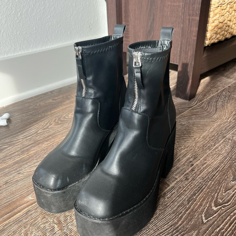 Sleek Black Platform Shoes with Chunky Sole